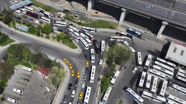 <p>Vatandaşların dönüşleri sırasında kent içindeki trafiğin olumsuz etkilenmemesi için saat 05.00 itibarıyla kamyon, tır, çekici, tanker ve ağır tonajlı araçların şehre girişleri durduruldu.</p>
