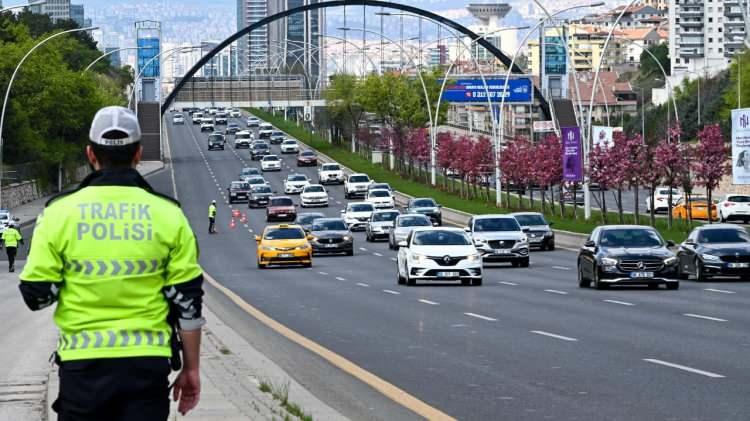 <p>İstanbul ve Ankara`da şehrin giriş noktalarında trafik yoğunluğu oluştur.</p>
