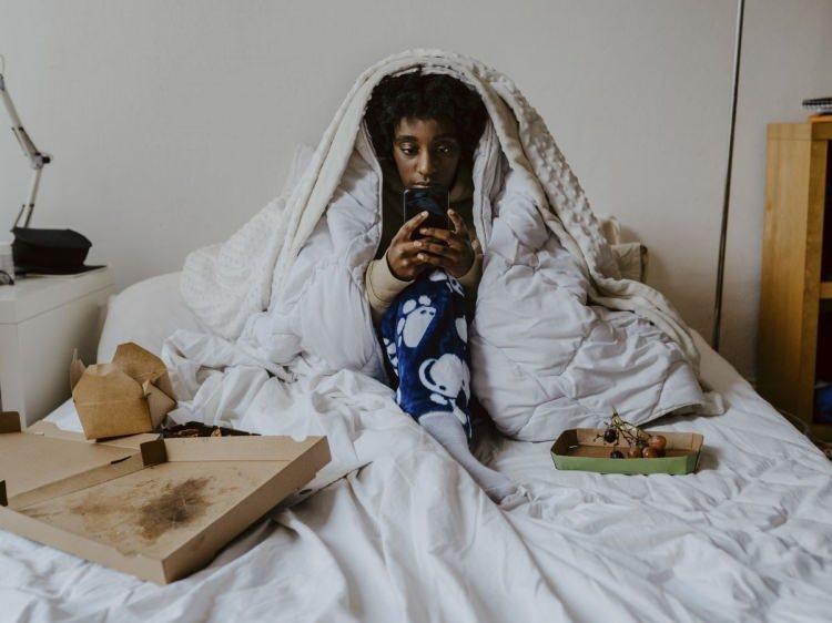 <p>Kaygı ve depresyonun bir salgın haline geldiği günümüzde bed rotting gibi bir trendin çıkmış olmasına şaşmamak gerek. Özellikle genç yaştaki kesim arasında popüler hale gelen bu yöntem aslında günümüzdeki üretkenlik kültürüne karşı bir başkaldırı niteliğinde.</p>
