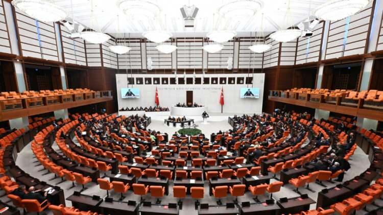 <p>Yerel seçimlerde 4 milletvekilinin belediye başkanı seçilmesiyle CHP'nin sandalye sayısı 125'e; düştü. </p>
