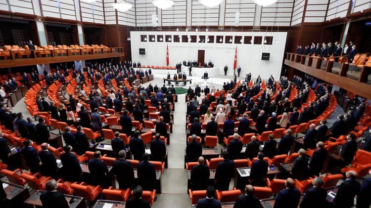 <p>Saadet Partisi Kocaeli Milletvekili Hasan Bitmez'in hayatını kaybetmesi, TİP Milletvekili Şerafettin Can Atalay'ın milletvekilliğinin düşmesi ve 4 milletvekilinin belediye başkanı seçilmesiyle TBMM'de toplam milletvekili sayısı 594'e indi.</p>
