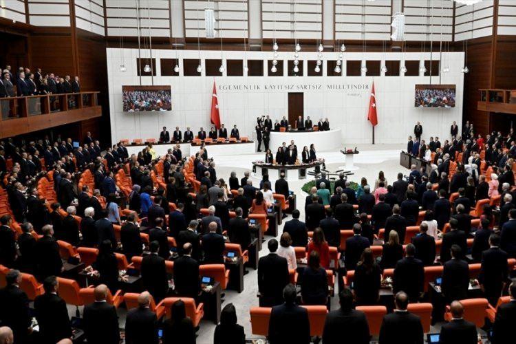 <p><strong><em>TBMM'de yeni sandalye dağılımı şöyle:</em></strong></p>
<p> </p>
