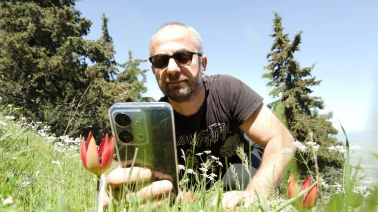 <p>Zirveye yakın b&ouml;lgede nisan ayı son haftasında a&ccedil;tığını bildiklerini kaydeden &Ouml;kl&uuml;, "Hem piknik hem de yaban hayatına y&ouml;nelik yem bırakmak amacıyla dağa &ccedil;ıkarken seyir terasına yakın b&ouml;lgede yol kenarında a&ccedil;an erkenci laleleri g&ouml;rd&uuml;k. Yılın ilk lalelerinin fotoğraflarını &ccedil;ekmek i&ccedil;in durduk. Korunması gereken t&uuml;rler arasında yer alan laleleri koparmanın cezasının &ccedil;ok y&uuml;ksek olduğunu biliyoruz. Yakında zirveye doğru olan koruma sahasındaki laleler de a&ccedil;ar" dedi.<br />
&nbsp;</p>
