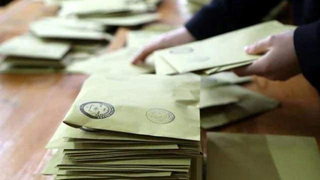 <p>MHP'nin, Kütahya'nın Simav ilçesi Güney beldesinde, Afyonkarahisar'ın İhsaniye ilçesi Döğer beldesi ile Sinanpaşa ilçesi Akören beldesi ve Bingöl'ün Yedisu ilçesinde seçimlerin yenilenmesine yönelik başvurusu reddedildi.</p>
