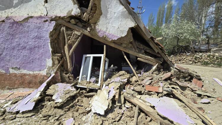 <p>Deprem, Sulusaray başta olmak üzere birçok ilçe ve köyden de hissedildi.</p>
