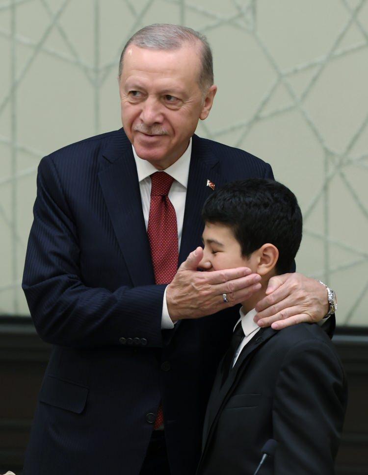 <p>Öte yandan Cumhurbaşkanı Recep Tayyip Erdoğan 23 Nisan Milli Egemenlik ve Çocuk Bayramı dolayısıyla sosyal medya hesabı üzerinden mesaj yayımladı.</p>

<p> </p>
