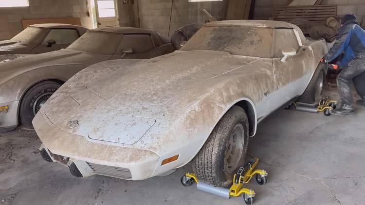 <p><span style="color:#800000"><em><strong>Yenilemeye gittikleri garajda çürümeye terk edilmiş Corvette araçlarla karşılaştılar. 45 yıl sonra ilk kez temizlenen ve bakımları yapılan aracın değişimi herkesi şaşırttı</strong></em></span></p>

<p> </p>
