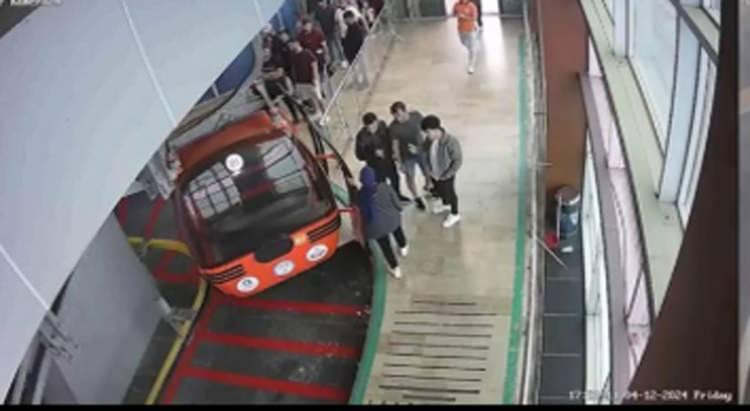 <p>Antalya'da yaşanan teleferik kazası sırasında kontrol odasında yaşananların güvenlik kamerası görüntüleri ortaya çıktı. </p>
