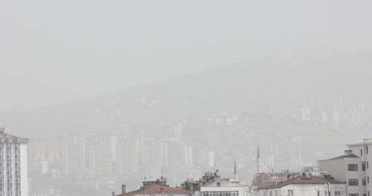 <p>Çöl tozlarının etkili olduğu Samsun'da hafta sonuna Türkiye'nin ‘en sağlıksız’ havası ile başladı. </p>

<p> </p>
