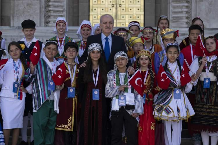 <p>Numan Kurtulmuş, TRT 46. Uluslararası 23 Nisan Çocuk Şenliği kapsamında 28 ülkeden Türkiye'ye gelen dünya çocuklarını TBMM Tören Salonu'nda kabul etti.</p>

<p> </p>
