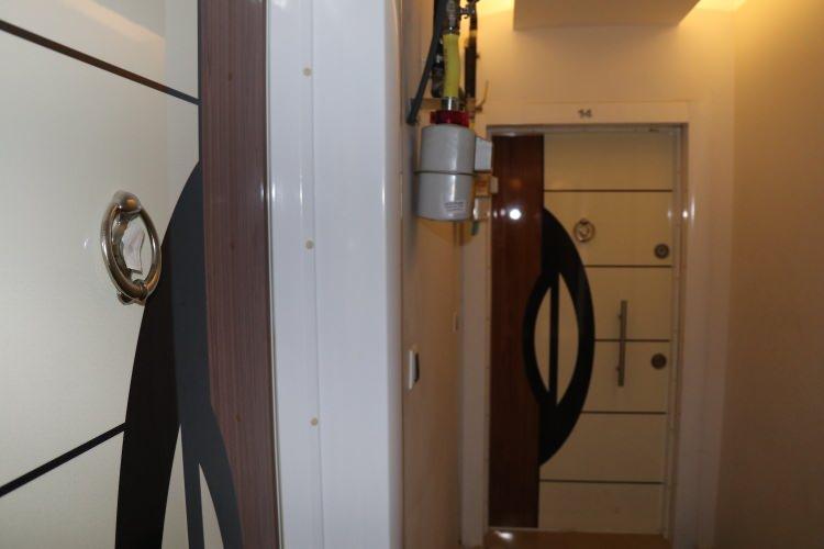 <p><strong>"BOŞ DÖNMEMEK İÇİN KAPI ÖNÜNDEKİ AYAKKABILARI ALIYORLAR”</strong></p>
<p>Apartman sakinleri olarak yaşadıkları olayın sinir bozucu ve üzücü olduğunu ifade eden apartman yaşayan Baha Semih Karabulut, hırsızlık olayının bir defa ile sınırlı kalmadığın ifade etti. Kapı dürbünlerine yapıştırılan kağıtların tekrar tekrar yapıştırılması ile hırsızlık olabileceğini düşündüklerini ifade eden Karabulut, “Kapılarımızın dürbünlerine kağıt yapıştırıyorlar ve bu kağıdın alınmadığı zaman bizim evlere girmediğimizi düşünüyorlar. Evlere girmeye çalışıyorlar, giremedikleri evlerde de kapıların önündeki ayakkabılar alıyorlar. 'Boş dönmeyelim' diyorlar herhalde. Olay ilk olarak Ramazan Bayramında başladı. Apartmanda oturan insanlar bayram için memleketlerine tatile gittiğinde bu şekilde evlere giriyorlar. Sonrasında biz yapıştırılan kağıtları topladık ve tekrardan yapmaya devam ettiler. 2-3 defa yapıştırıldı. Bu kağıtları yapıştırıyorlar ve daha sonra gelip tekrardan içeri girmeye çalışıyorlar. Bizim içeride olmadığımızı düşünüyorlar." dedi.</p>