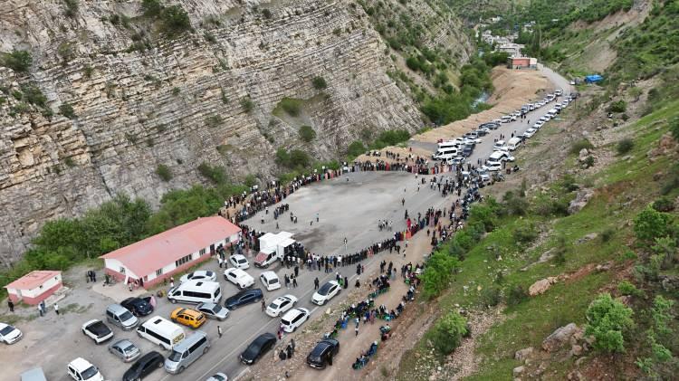 <p><strong>‘KONUKLAR ÇOK GÜZEL VE ŞIK’</strong></p>
<p>Başta korktuğunu ancak Ferhat’ı sevdiği için kararından vazgeçmediğini belirten Aurika Smirnov ise <strong>“Türkiye çok iyi bir ülke. Dürüst olmak gerekirse çok korktum ama yapmaya karar verdim ve hiçbir şeyden pişman değilim. Bu harika bir kültür, harika gelenekler, her şey harika. Düğünümü gerçekten çok beğendim, tüm konuklar çok güzel ve şık giyimli. Çok memnun oldum” </strong>diye konuştu.</p>