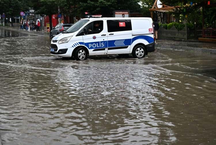 <p>Başkentte öğleden sonra başlayan sağanak, yerini doluya bıraktı. Yaklaşık 5 dakika süren dolu nedeniyle bazı yerlerde taşkınlar oldu, sürücüler trafikte zor anlar yaşadı.</p>
