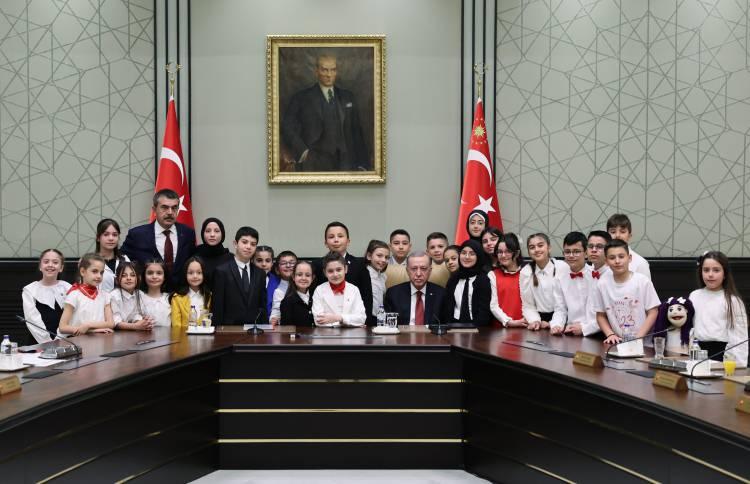 <p>Cumhurbaşkanı Recep Tayyip Erdoğan, Milli Eğitim Bakanı Yusuf Tekin ve beraberindeki çocukları kabul etti.</p>

