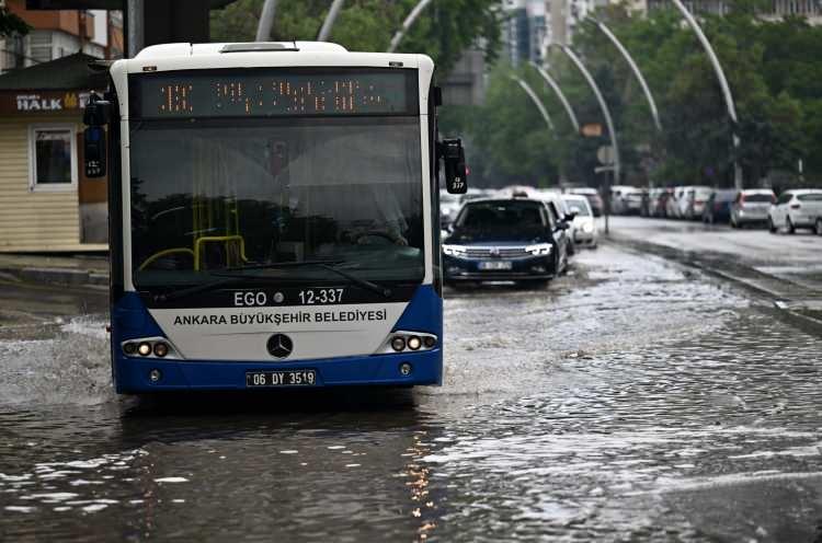 <p>Ankara'da sağanak ve dolu yağışı yaşamı olumsuz etkiledi.</p>
