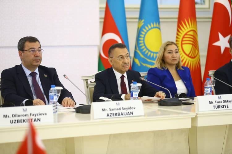 <p>TBMM Dışişleri Komisyonu Başkanı Fuat Oktay Azerbaycan'ın başkenti Bakü'deki TDT Dışişleri Komisyonları 1. Toplantısı'nın ardından düzenlenen basın toplantısında konuştu.</p>
