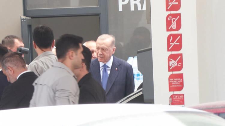 <p> Bir süre burada kalan Erdoğan daha sonra Vahdettin Köşkü'ne hareket etti.</p>
