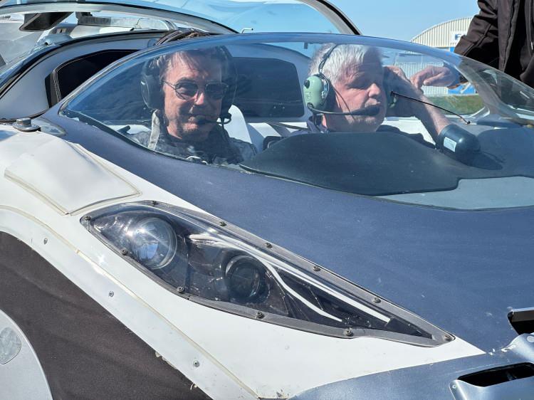 <p>KleinVision firmasının geliştirdiği uçan araba AirCar, elektronik müzik öncüsü Jean-Michel Jarre ile birlikte ilk yolculu uçuşunu gerçekleştirdi.</p>

<p> </p>
