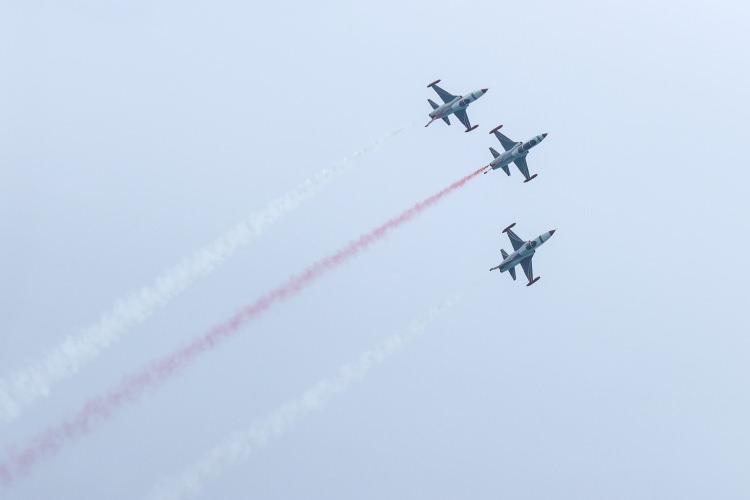 <p>Ekiplerin gösterisine alkışlarla ve ellerindeki Türk bayraklarıyla destek veren vatandaşlar, cep telefonlarıyla kayıt aldı.</p>
