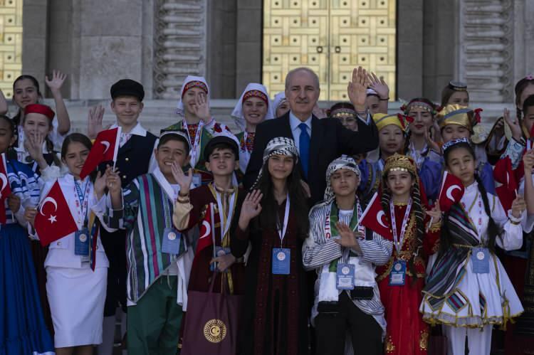 <p> Ümit ederim ki her biriniz dilediğiniz alanlarda başarılı olursunuz, iyi eğitimler alırsınız ve meslek hayatlarınızda da güçlü birer bireyler olarak yolunuza devam edersiniz. Ne mutlu dünya çocuklarının neşe içerisinde güldüğü, neşe içerisinde hareket ettiği, huzur içerisinde yaşadığı, herkesin yarınından emin olarak beraber yaşadığı bir dünyayı kurabilme mücadelesinde olanlara diyorum."</p>
