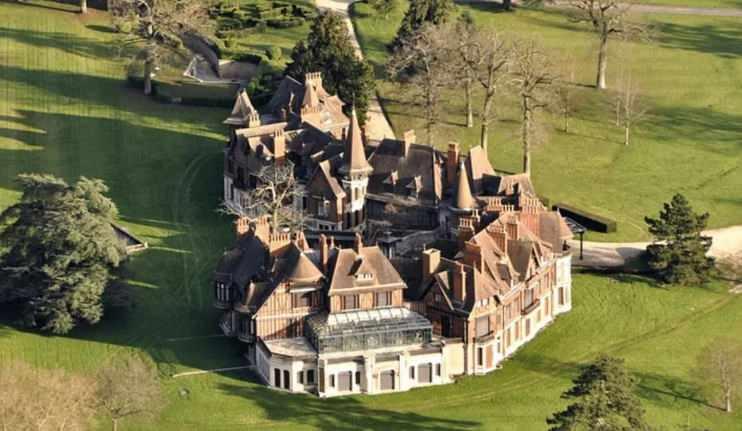 <p>Dünyanın en pahalı evi olarak bilinen ve Paris yakınlarında bulunan ev satıldı. Ev dediysek yanış anlaşılmasın, Chateau d'Armainvilliers adında bir şato!</p>
