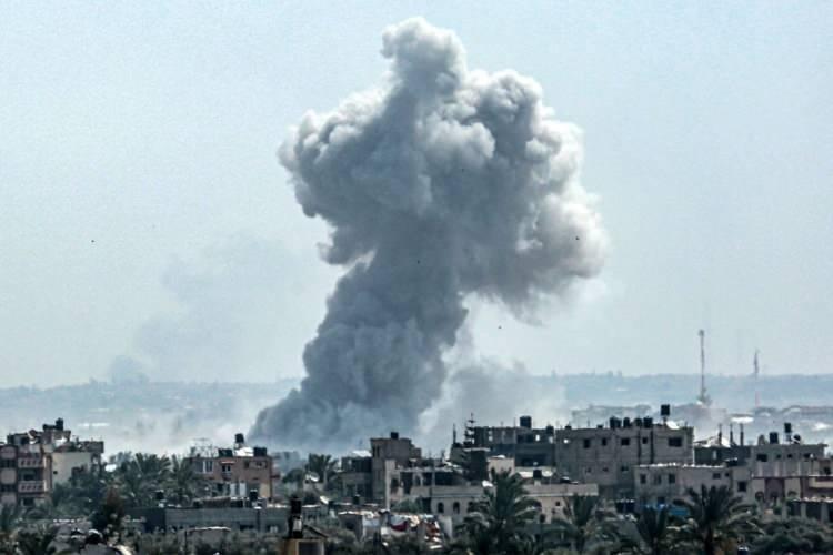 <p><span style="color:#B22222">YOĞUN BOMBARDIMAN</span></p>

<p> </p>

<p>İsrail ordusu gece boyunca Gazze'nin Tuffah, Shujayea ve Zeitun mahallelerine yoğun bombardıman düzenledi.</p>

<p> Gazze'nin güneybatısında ve güneydeki Han Yunus'ta bombardıman ve şiddetli patlama sesleri duyulurken, Bureij mülteci kampı yakınlarına hava saldırısı düzenlendi ve Nuseirat mülteci kampı topçu ateşine tutuldu.</p>
