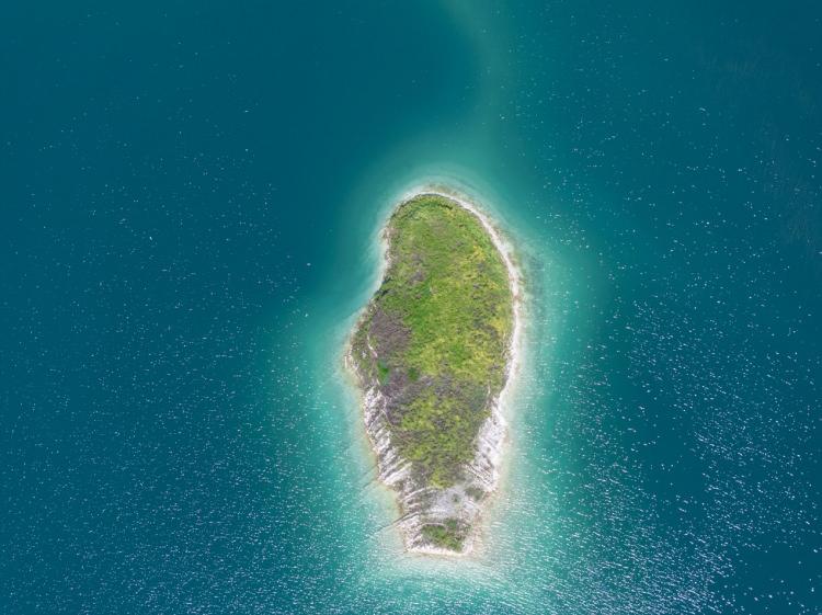 <p>Baraj gölü içinde oluşan adalar, toprağının beyazı ve turkuaz rengi sularıyla Maldivler’i andırıyor.</p>
