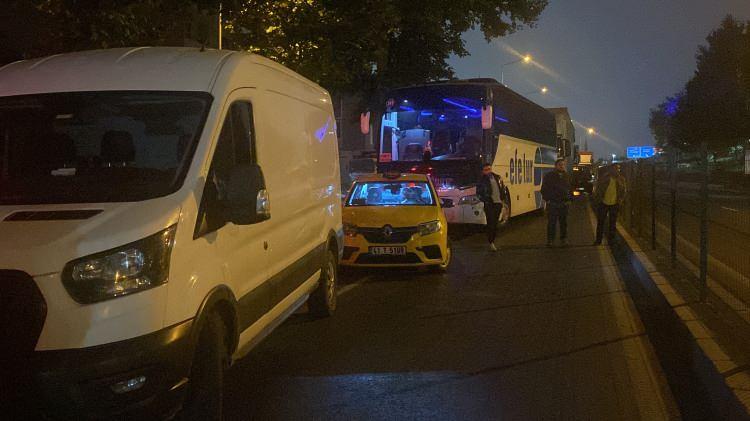 <p>Şehir merkezinden trafik akışı sağlanıyor. Ayrıca itfaiye ve polis ekipleri vatandaşları bölgeden uzaklaştırmaya devam ediyor. İtfaiye ekipleri, patlama riskine karşı bölgeyi köpüklüyor.</p>
