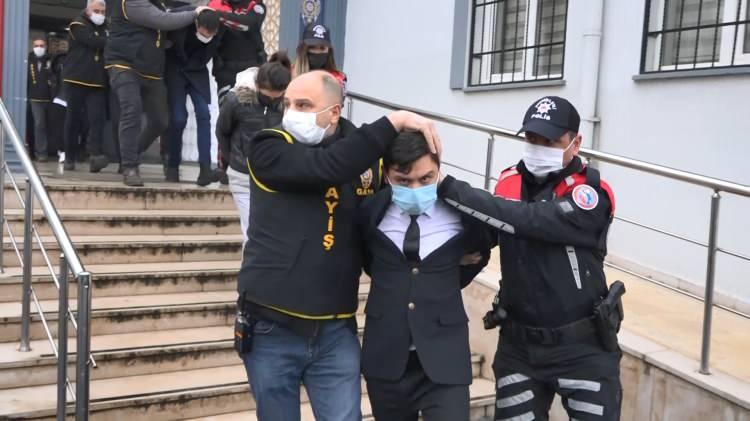 <p>Yaşar Deniz Çakıcı'nın, sosyal medya hesabından paylaştığı işkence görüntülerini izleyen Erhan M.'nin arkadaşları, durumu polise bildirdi. İhbar üzerine İl Emniyet Müdürlüğü Asayiş Şube Müdürlüğü ekipleri, Çakıcı'nın evine baskın yaptı. Erhan M. ile Mehmet Ş.’yi kurtaran polis, Yaşar Deniz Çakıcı’yı ise gözaltına aldı. </p>
