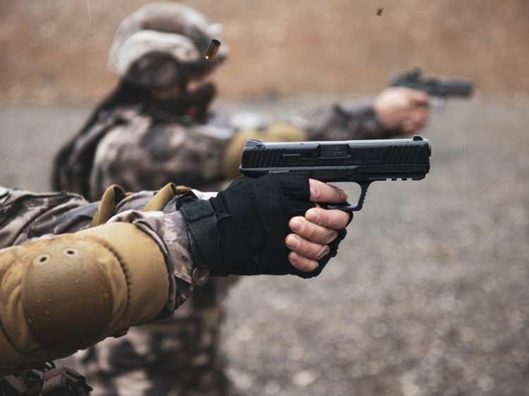 <p>SOCOM, standart özelliklere ilave olarak; 17 ve 21 lik şarjör seçenekleri, susturucu bağlantısı, pratik kullanım avantajı sunan yükseltilmiş gez ve arpacık, şarjör kılavuzu (magwell), kordon halkası, her türlü aksesuara mükemmel uyum sağlayan picatinny ray ve art arda atışlarda maksimum performansı sağlayan soğutma kanalı gibi özellikler taşıyor.</p>
