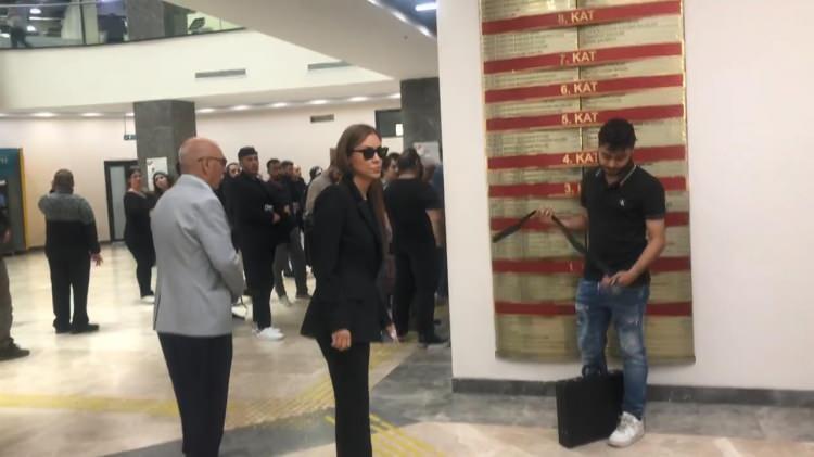 <p>Duruşmaya tutuklu sanıklar Sezgin, Engin ve Dilan Polat, bulunduğu cezaevinden getirildi. Diğer sanıklar SEGBİS ile duruşmaya katıldı. Dilan ve Engin Polat&rsquo;ın kızı Nilda Polat, Engin Polat&rsquo;ın kız kardeşi K&uuml;bra Uzun duruşmaya izleyici olarak katıldı.</p>

