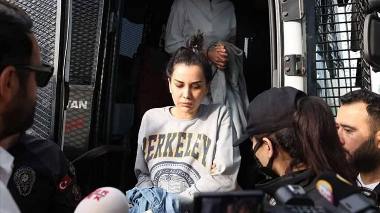 <p>Dilan Polat, Engin Polat&rsquo;ın kimlik tespiti yapıldıktan sonra duruşma salonuna getirildi. Duruşmaya katılan Dilan Polat&rsquo;ın beyaz tiş&ouml;rt &uuml;st&uuml;ne siyah bir takım giydiği g&ouml;r&uuml;ld&uuml;.</p>
