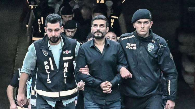 <p>ilan, Engin ve Sezgin Polat i&ccedil;in ise &lsquo;Birden fazla kişiyle birlikte silahla tehdit&rsquo;, &lsquo;Mala zarar verme&rsquo; su&ccedil;larından toplamda ayrı ayrı 2 yıl 4 aydan 8 yıla kadar hapisle cezalandırılmaları talep edildi. Ayrıca belli hakları kullanmaktan yoksun bırakılmaları istendi. Diğer 5 sanığın da &ccedil;eşitli su&ccedil;lardan değişen oranlarda cezalandırılmaları talep edildi.</p>
