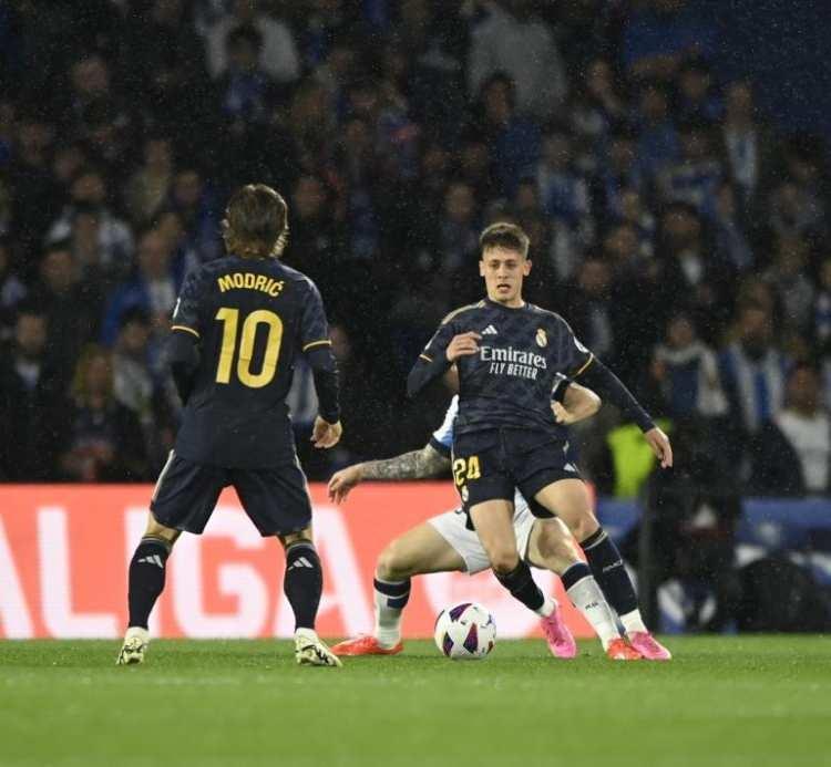 <p>"GALİBİYETİ MÜHÜRLEDİ"</p>

<p>Marca'da Real Sociedad - Real Sociedad maçı için yer alan haberde, "Rotasyon fark etmedi ve Real Madrid, San Sebastian'da kazandı. Ancelotti'nin gelecek sezon için kadroda kalacak dediği Arda Güler'in golü galibiyeti mühürledi. Barça, Valencia'yı yenemezse Real Madrid, gelecek hafta Cadiz maçına şampiyonluk için çıkacak" ifadeleri kullanıldı.</p>
