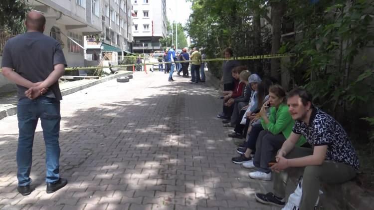 <p>Görevliler bölgede önlem alırken, binanın giriş ve çıkışını sağlamak için tahtalar birbirine çakılarak portatif bir yol yapıldı. Avcılar Belediyesi ekipleri de incelemelerde bulundu.</p>
