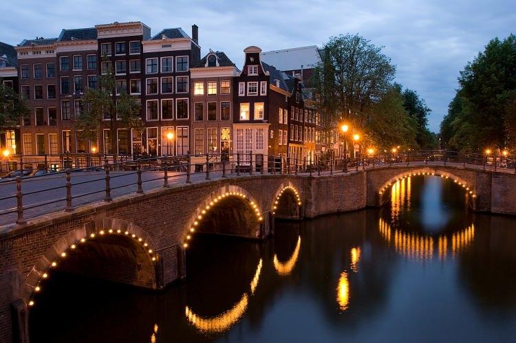 <p>AMSTERDAM (75)</p>
