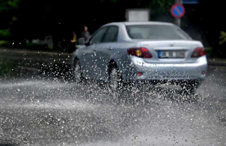 <p>"Meteoroloji Genel Müdürlüğü Analiz ve Tahmin Merkezinden alınan son verilere göre; 28.04.2024 Pazar günü Ankara il genelinde beklenen gök gürültülü sağanak yağışların öğle saatlerinden sonra etkisini artırarak yerel olarak kuvvetli olacağı tahmin ediliyor. Ani sel, su baskını, yıldırım, yerel dolu yağışı, ani kuvvetli rüzgar ve kısa süreli fırtına ile ulaşımda aksamalar gibi olumsuzluklara karşı dikkatli ve tedbirli olunmalıdır."</p>
