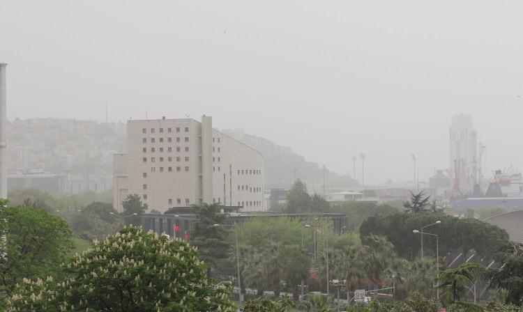 <p>Samsun'da çöl tozları etkili olurken kentin havası bozuldu. Samsun, "Türkiye'deki en sağlıksız hava"ya sahip oldu.</p>

<p> </p>
