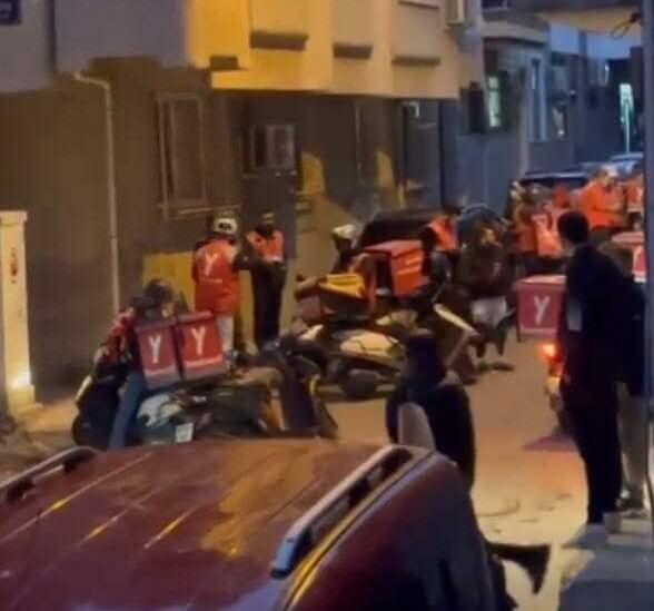 <p>İzmir'in Balçova ilçesinde dün saat 21.00 sıralarında Onur Mahallesi Çimen Sokak'ta akıllara durgunluk veren bir olay yaşandı. </p>
