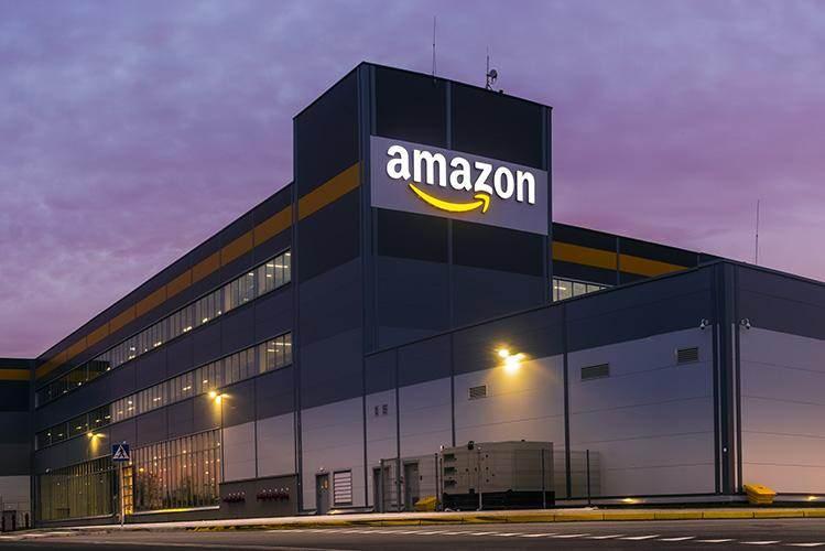 <p><span style="color:#B22222"><strong>AMAZON LOGOSUNUN DEĞİŞİM SERÜVENİ</strong></span></p>