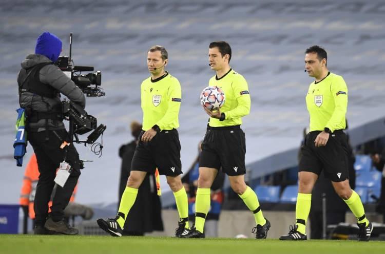 <p>UEFA Hakem Komitesi, Almanya'nın ev sahipliğinde düzenlenecek 2024 Avrupa Futbol Şampiyonası'nda (EURO 2024) Halil Umut Meler'in yardımcılarını da açıkladı. FIFA kokartlı yardımcı hakemler Mustafa Emre Eyisoy ve Kerem Ersoy Şampiyona'da Meler'e eşlik edecek. </p>

