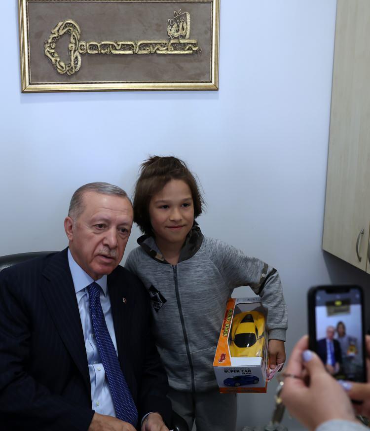 <p> CUMHURBAŞKANI Recep Tayyip Erdoğan, Üsküdar'da bulunan bir akaryakıt istasyonuna uğrayarak çalışanlarla sohbet etti.</p>
