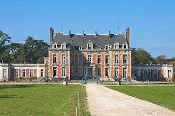 <p>Fransa'nın başkenti Paris'e 40 km uzaklıkta bulunan Chateau d'Armainvilliers şatosu<strong> 452 milyon dolara </strong>şatışa çıkarıldı.</p>
