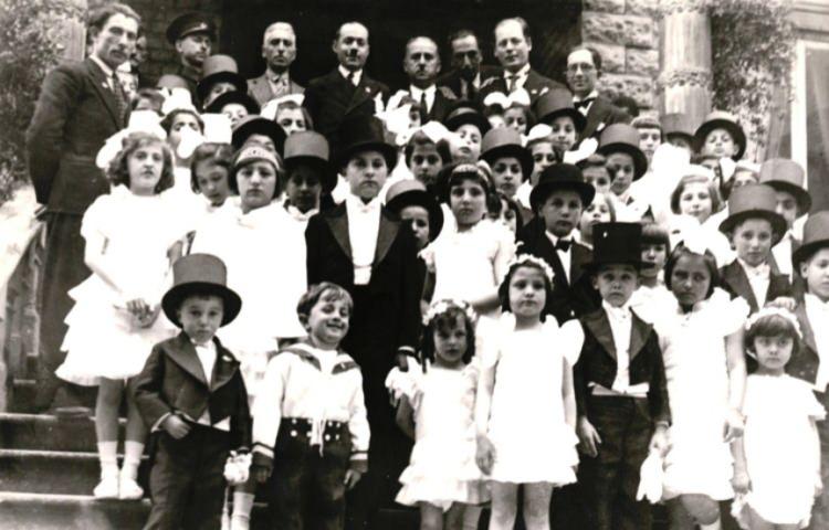 <p>1921'de milli bayram olarak kutlanmasına karar verilen 23 Nisan, 1927'de Atatürk'ün himayesinde ilk kez Çocuk Bayramı olarak kutlandı. Atatürk'ün çocuklara armağan ettiği 23 Nisan, 97 yıldır çocuk bayramı olarak kutlanıyor.</p>
