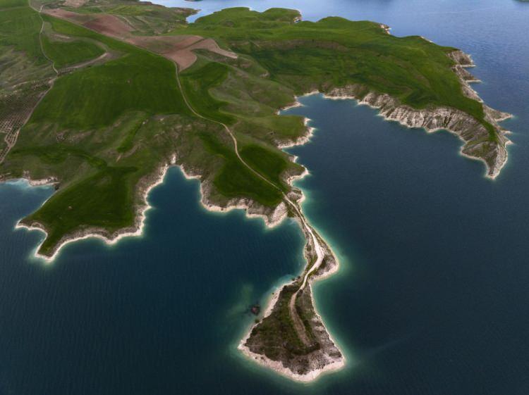 <p> Atatürk Baraj Gölü içinde bulunan yükseltiler, bahar aylarında suyun daha da yükselmesinin ardından adalara döndü.</p>
