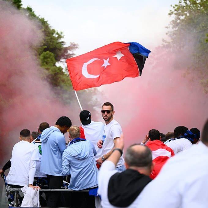 <p>Milli futbolcu Hakan Çalhanoğlu, Inter'in şampiyonluk kutlamalarında Türk bayrağını dalgalandırdı.<br />
<br />
Dünya devi İnter kulübü de Hakan'a jest yaptı ve Türk Bayraklı fotoğrafı sosyal medya üzerinden paylaşarak milyonlarca kişiye ulaştırdı.</p>
