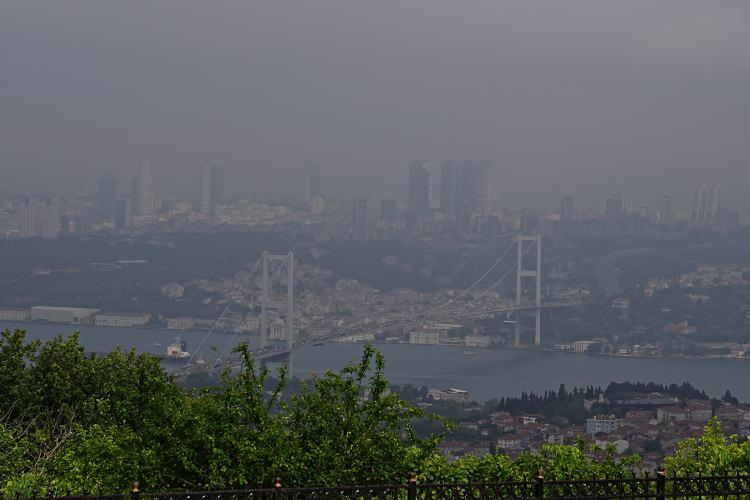 <p>Yurdun bazı b&ouml;lgelerinde etkisini s&uuml;rd&uuml;ren &ccedil;&ouml;l tozunun cuma g&uuml;n&uuml; gece saatlerine kadar g&ouml;r&uuml;lmesi bekleniyor.</p>
