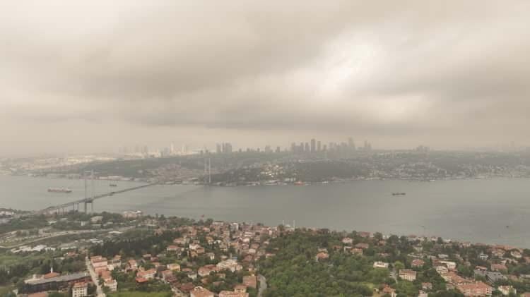 <p>Meteoroloji Genel Müdürlüğü'nün uyarılarının ardından yurdun bazı bölgelerinde etkisini göstermeye başlayan toz taşınımı, megakent İstanbul'da da kendini gösterdi.</p>
