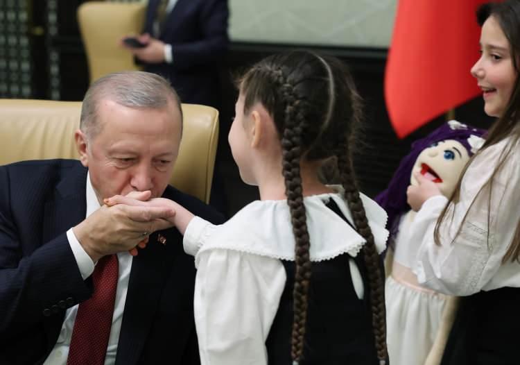 <p>Başkan Erdoğan çocuklarla sohbet ederek hatıra fotoğrafı çektirdi. </p>
