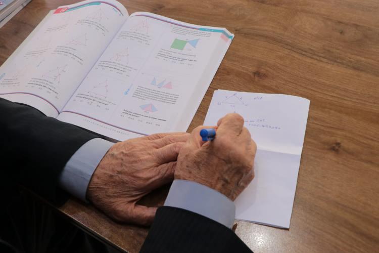 <p>Yaşlılara ve gençlere tavsiyelerde bulunan Sümengen, "Yaşlıların yalnız kalmaması gerekiyor. Yalnızlık kötü bir şey. Eşim öğretmendi, vefat etti. Bir kızım var. Onunla kalıyorum. Arkadaşlarım bana, 'Neden böyle güzel giyiniyorsun?' diye soruyorlar. Ben de 'Eşim ve kızımın hatırına temiz giyiniyorum' diyorum. Gençler bizim zamanımıza göre zayıf. Bir kürenin hacmini sorduğumda 4 kişi parmak kaldırdı. Cep telefonu ve internetten ne öğreniyorlar bilmiyorum. Geçen trene bindiğimde bir gencin kitap okuduğunu gördüm. Herkesin elinde telefon var. Kitap okumaları gerekiyor" ifadelerini kullandı. </p>

